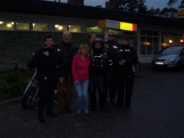 003  Faak07.JPG - 1. September 2007, 6:40 Uhr Rastätte Weiskirchen, Doris sagt Tschüß